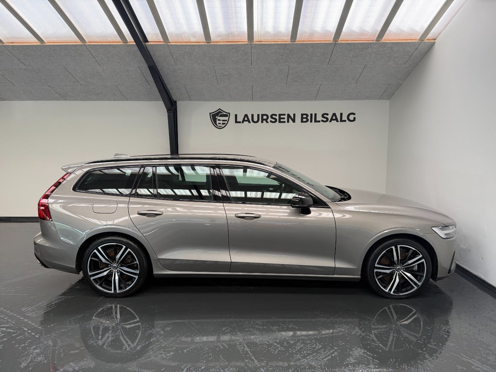 Orange Volvo V60 fra 2022