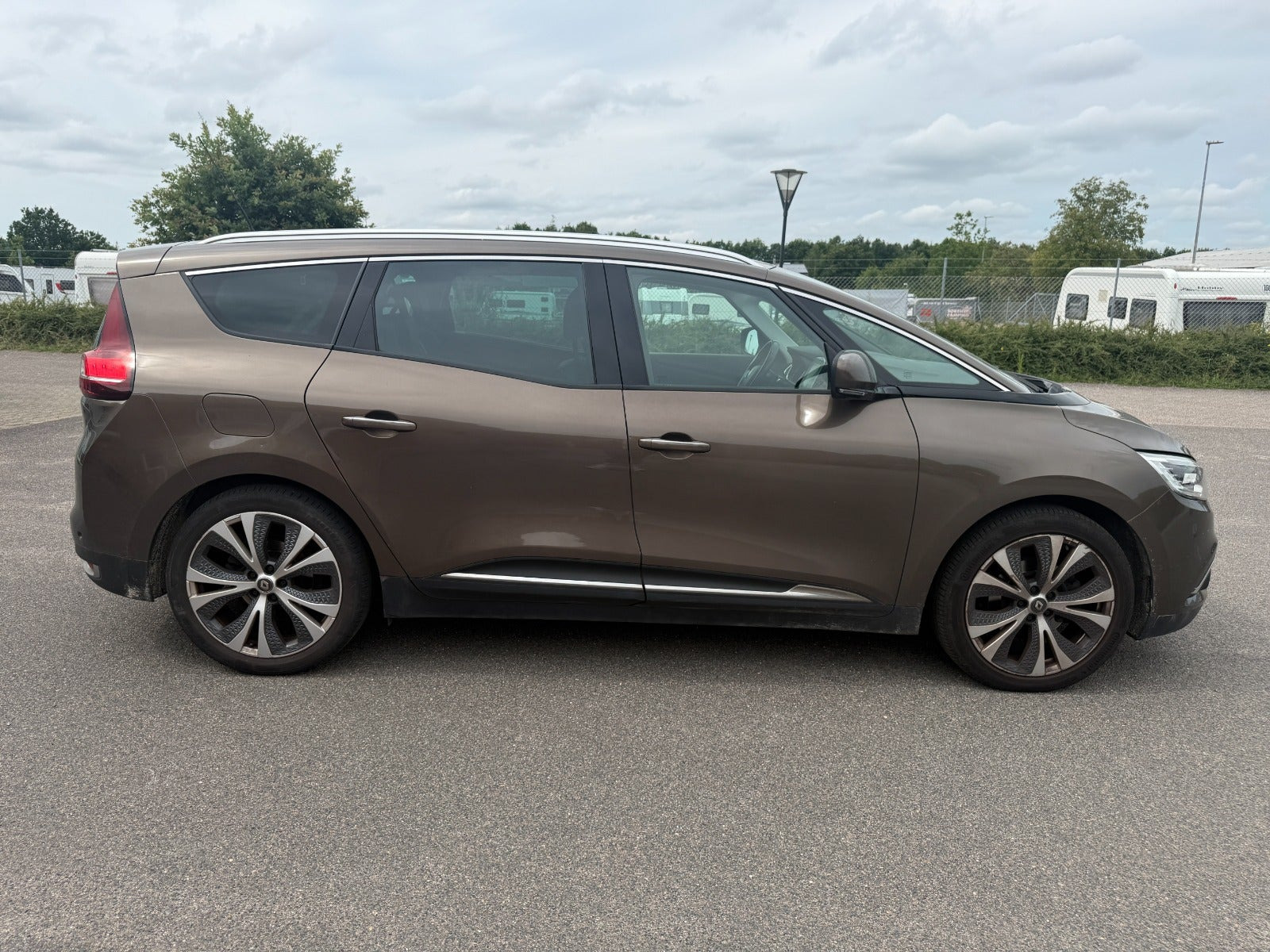 Grå Renault Grand Scenic IV fra 2018