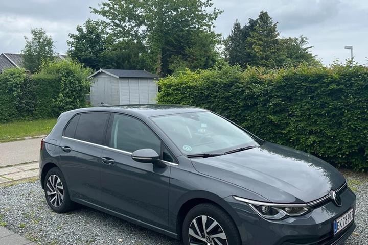 Grå VW Golf VIII fra 2021 set udefra