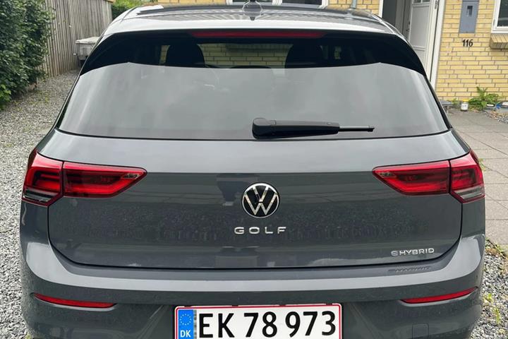 Grå VW Golf VIII fra 2021