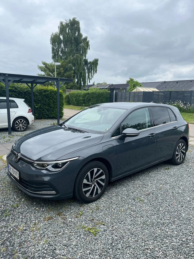 Grå VW Golf VIII fra 2021