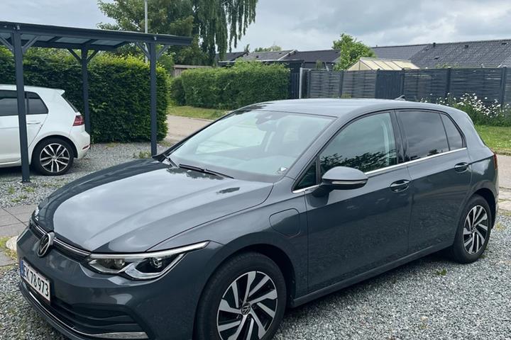 Grå VW Golf VIII fra 2021