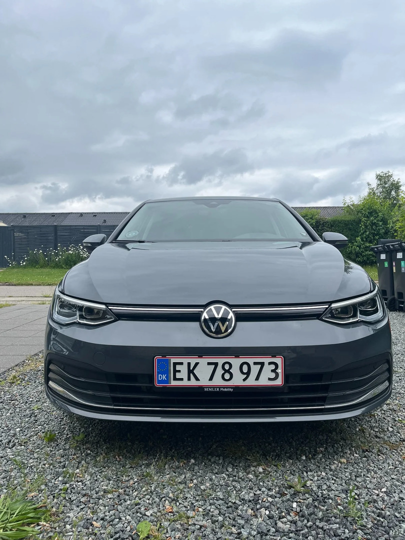 Grå VW Golf VIII fra 2021
