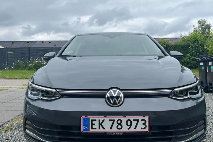 Grå VW Golf VIII fra 2021