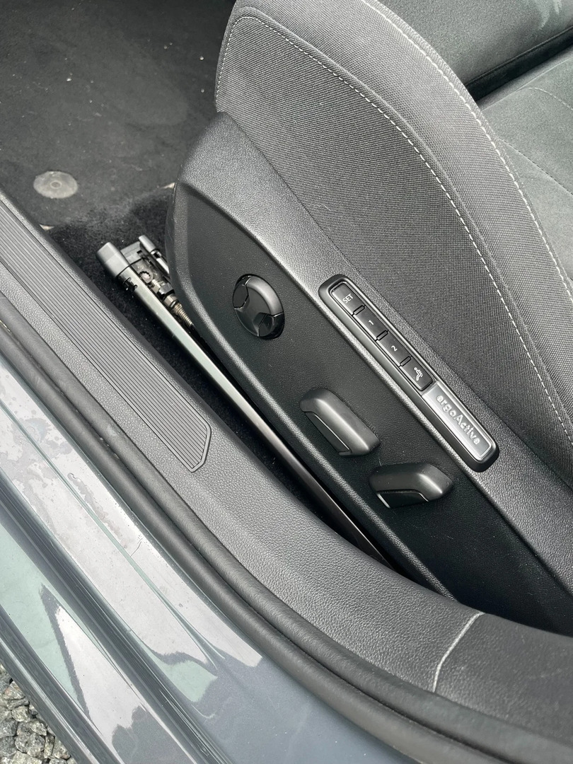 Grå VW Golf VIII fra 2021
