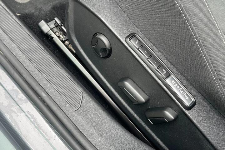 Grå VW Golf VIII fra 2021