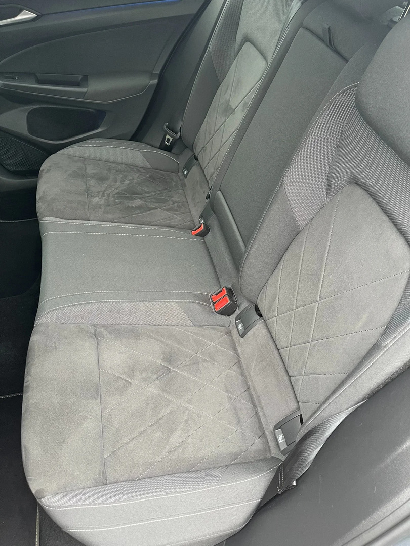 Grå VW Golf VIII fra 2021