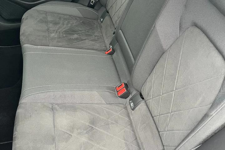 Grå VW Golf VIII fra 2021
