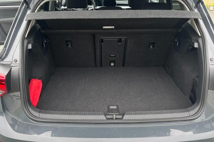 Grå VW Golf VIII fra 2021
