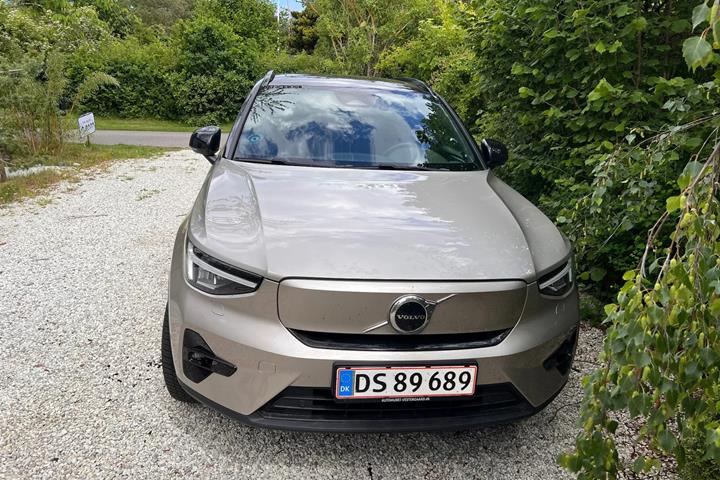 Grå Volvo XC40 fra 2023