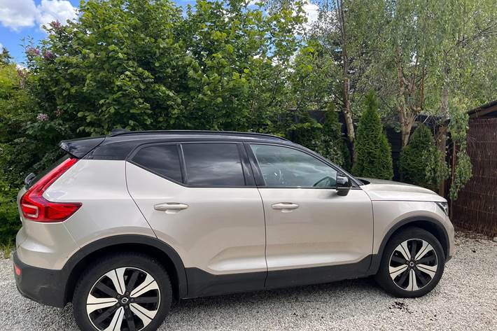 Grå Volvo XC40 fra 2023