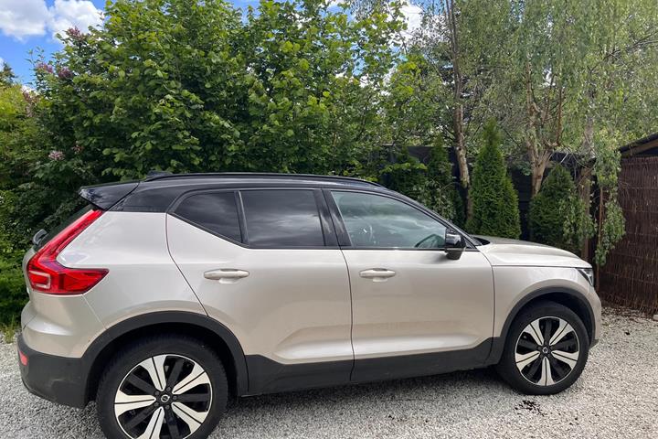 Grå Volvo XC40 fra 2023