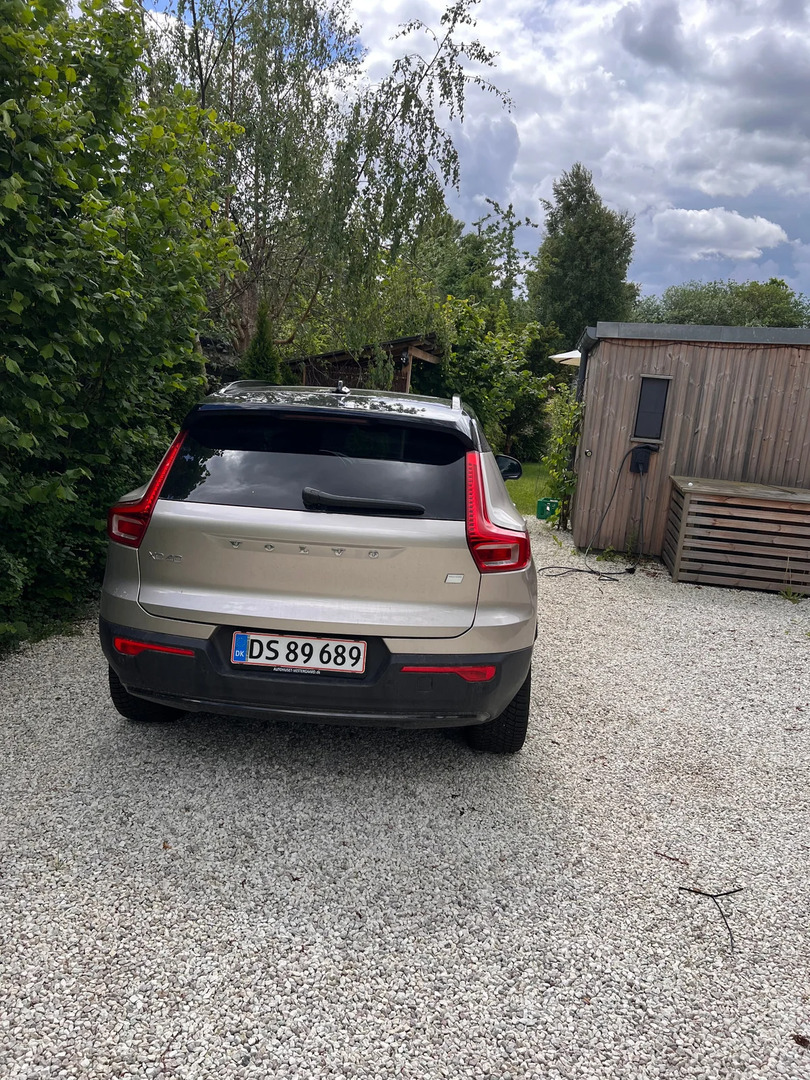Grå Volvo XC40 fra 2023