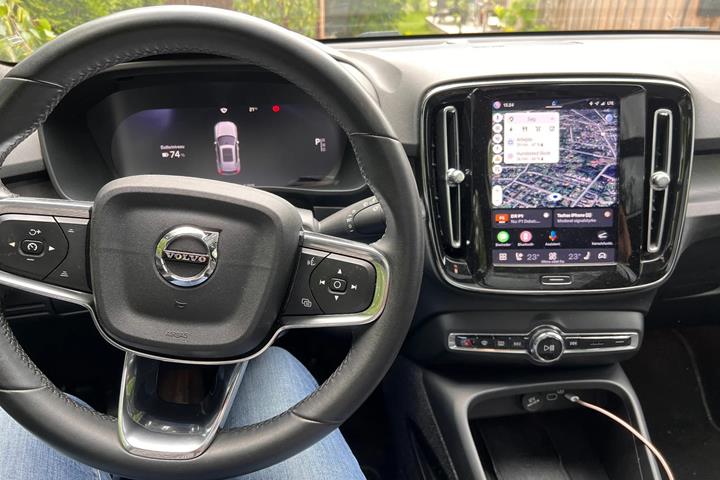 Grå Volvo XC40 fra 2023