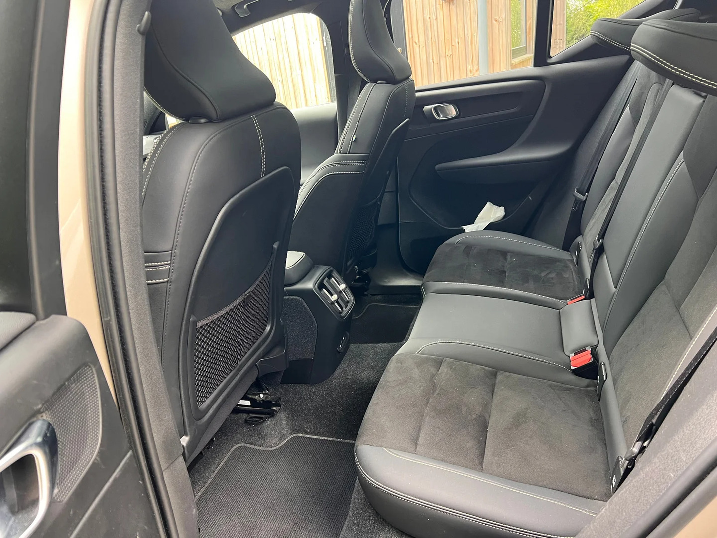 Grå Volvo XC40 fra 2023