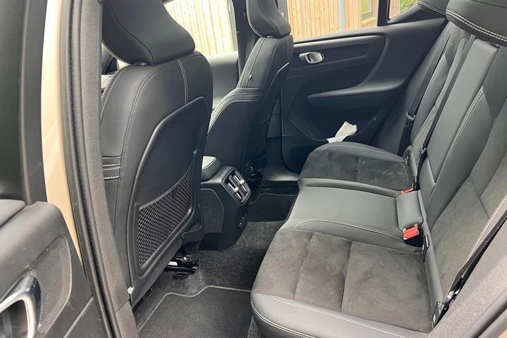 Grå Volvo XC40 fra 2023