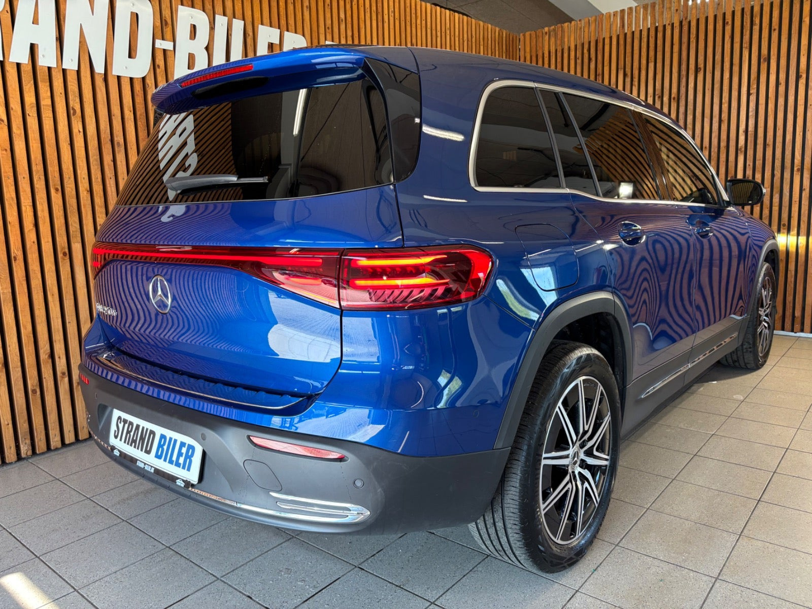 Blå Mercedes EQB250+ fra 2025
