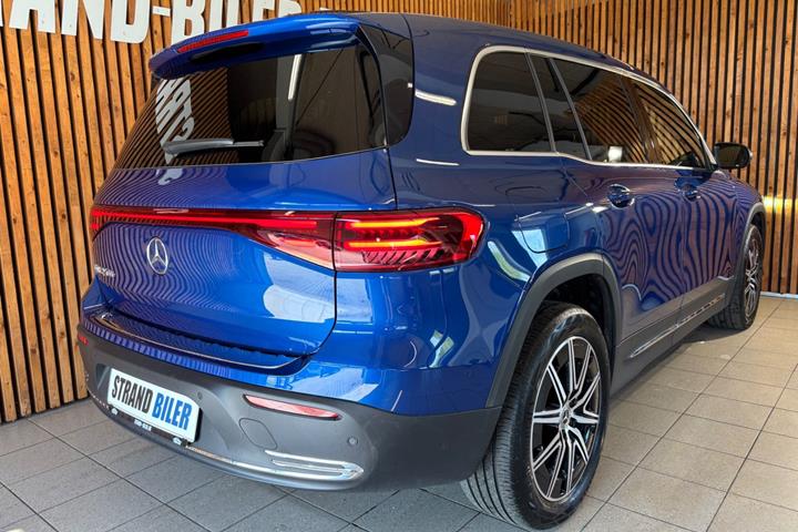 Blå Mercedes EQB250+ fra 2025
