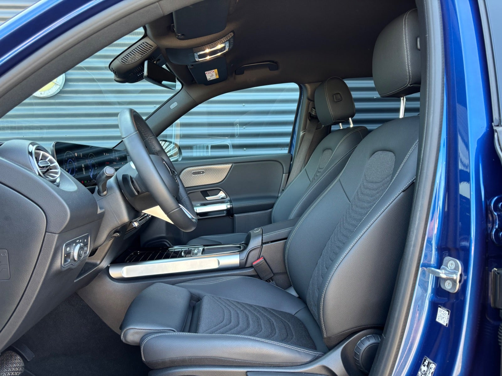 Blå Mercedes EQB250+ fra 2025