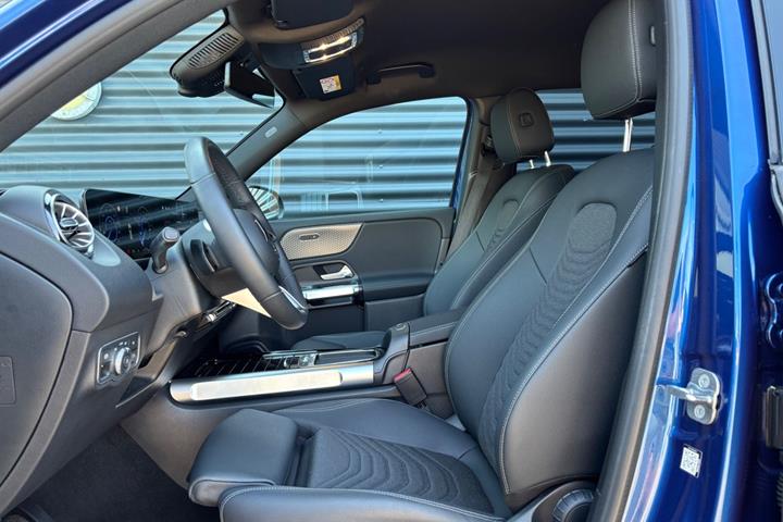 Blå Mercedes EQB250+ fra 2025