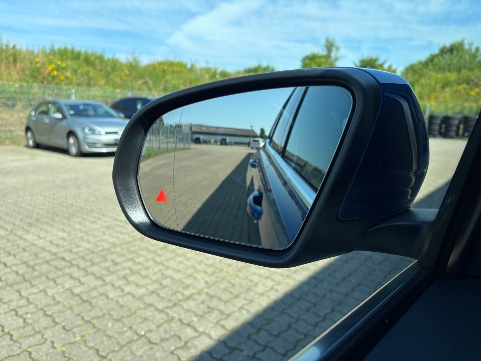 Blå Mercedes EQB250+ fra 2025