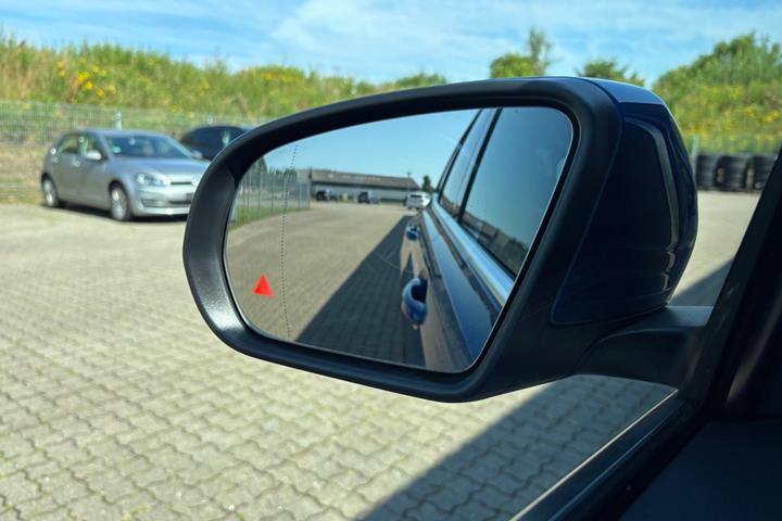 Blå Mercedes EQB250+ fra 2025