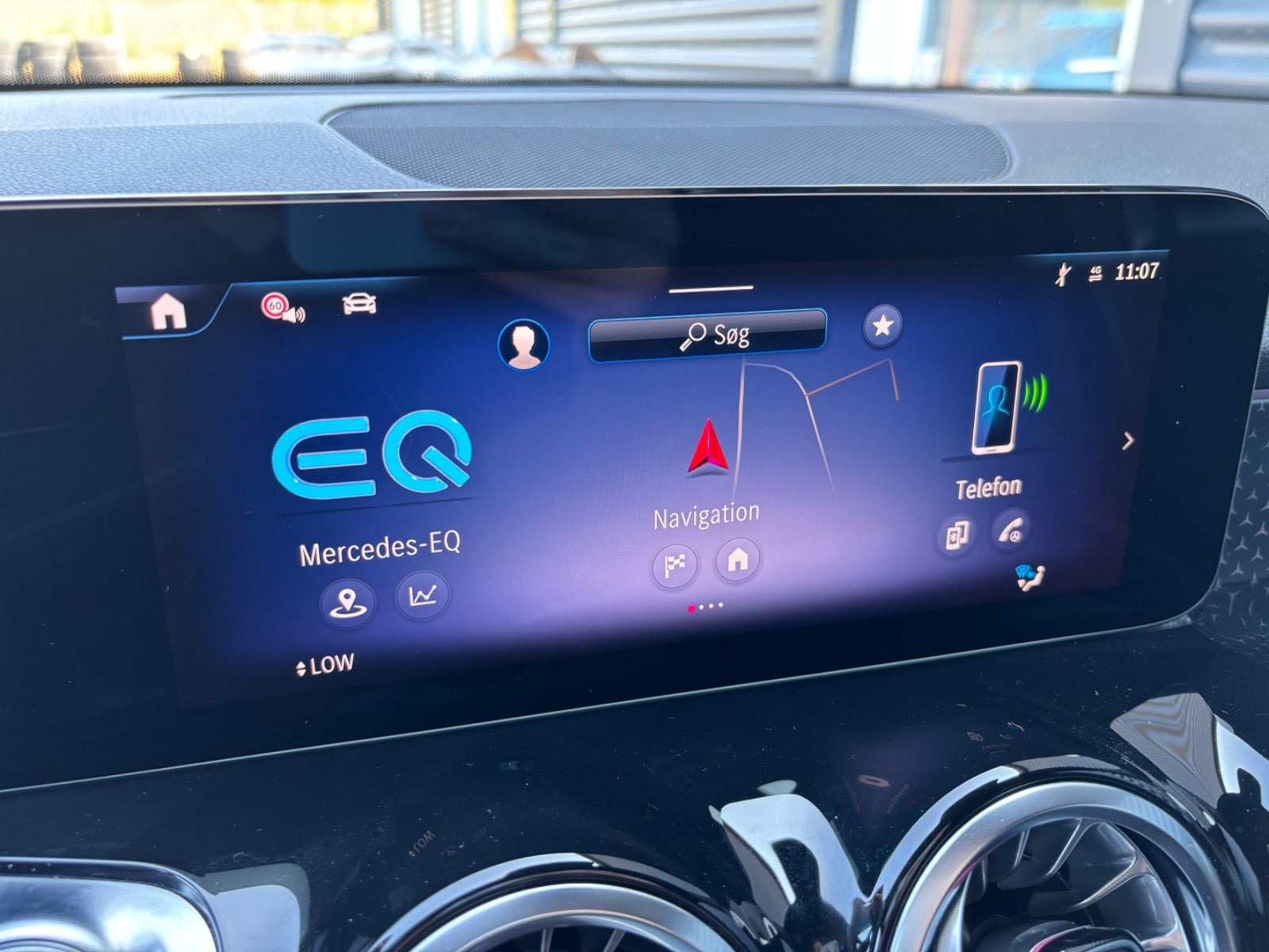 Blå Mercedes EQB250+ fra 2025