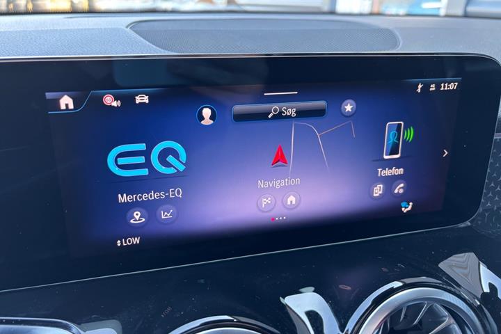 Blå Mercedes EQB250+ fra 2025
