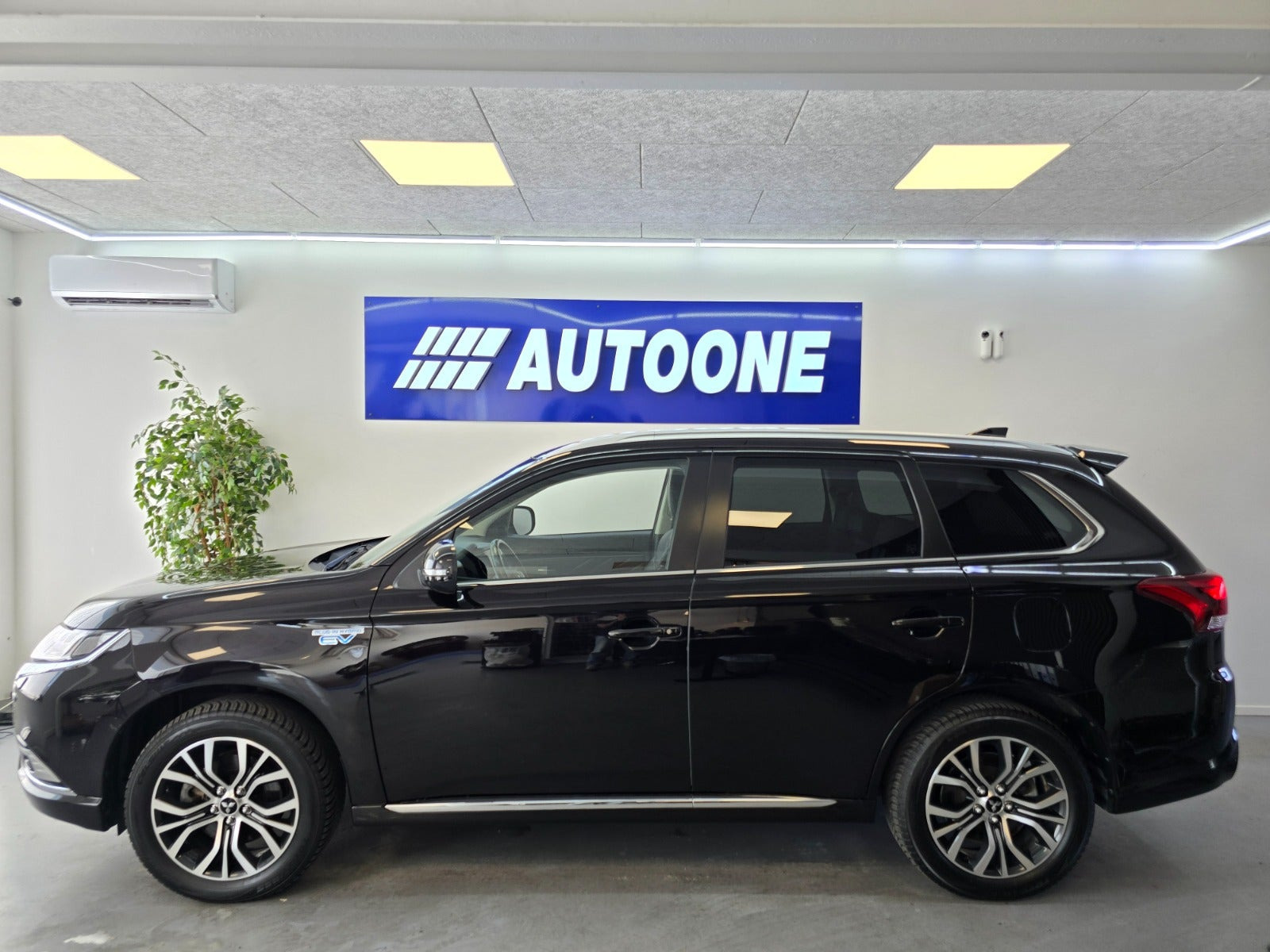 Sort Mitsubishi Outlander fra 2019