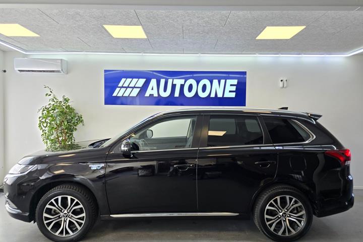 Sort Mitsubishi Outlander fra 2019