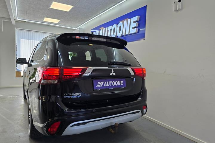 Sort Mitsubishi Outlander fra 2019