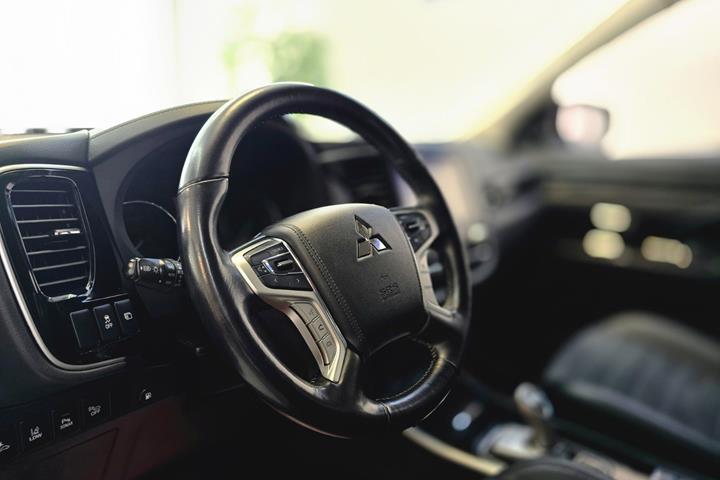 Sort Mitsubishi Outlander fra 2019
