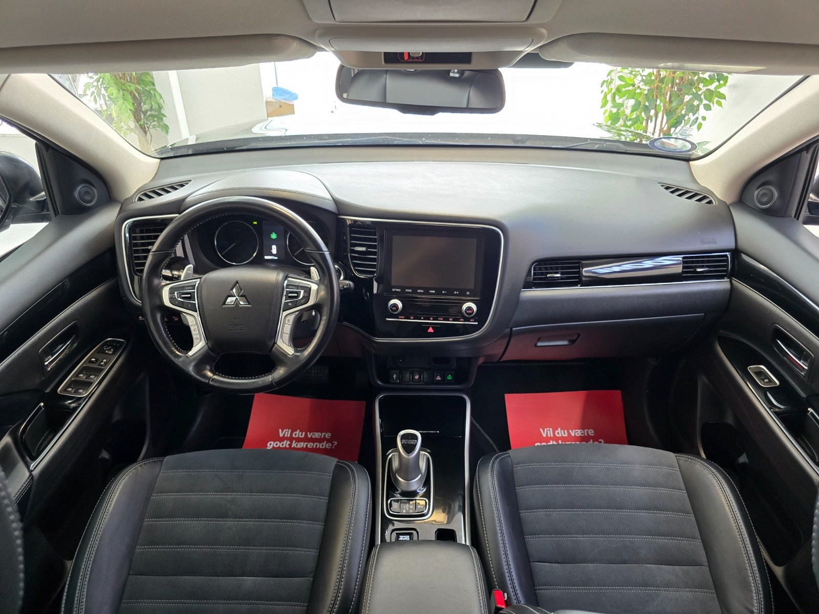 Sort Mitsubishi Outlander fra 2019