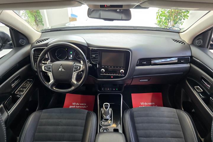 Sort Mitsubishi Outlander fra 2019