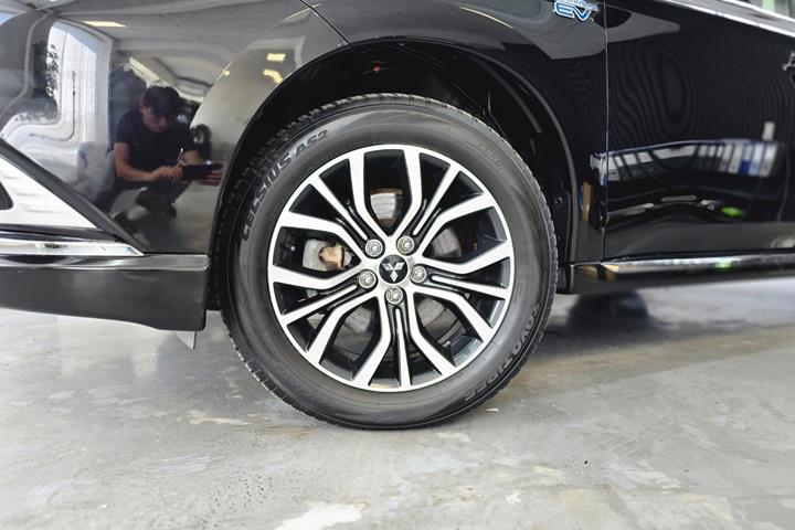 Sort Mitsubishi Outlander fra 2019