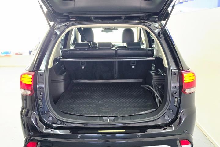 Sort Mitsubishi Outlander fra 2019