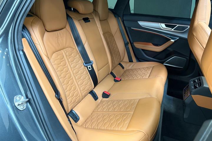 Grå Audi RS6 fra 2020