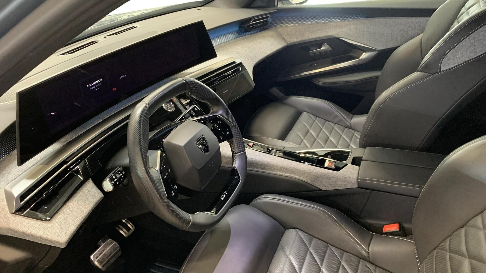 Blå Peugeot e-5008 fra 2024
