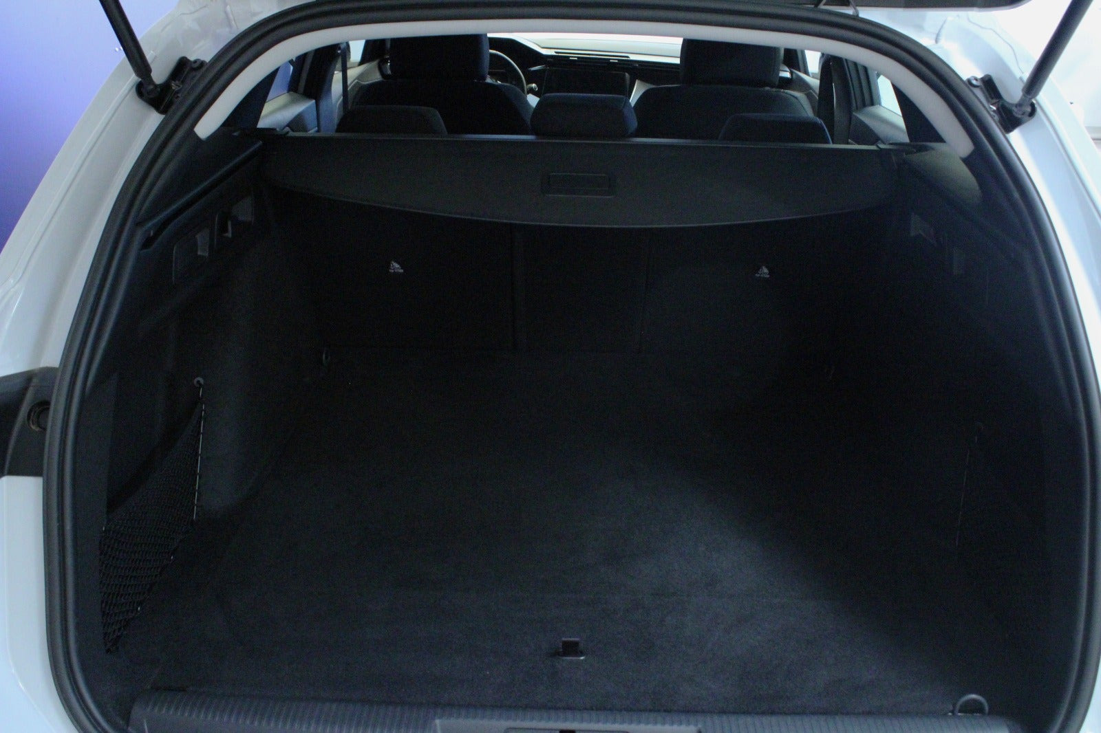 Hvid Peugeot E-308 fra 2025