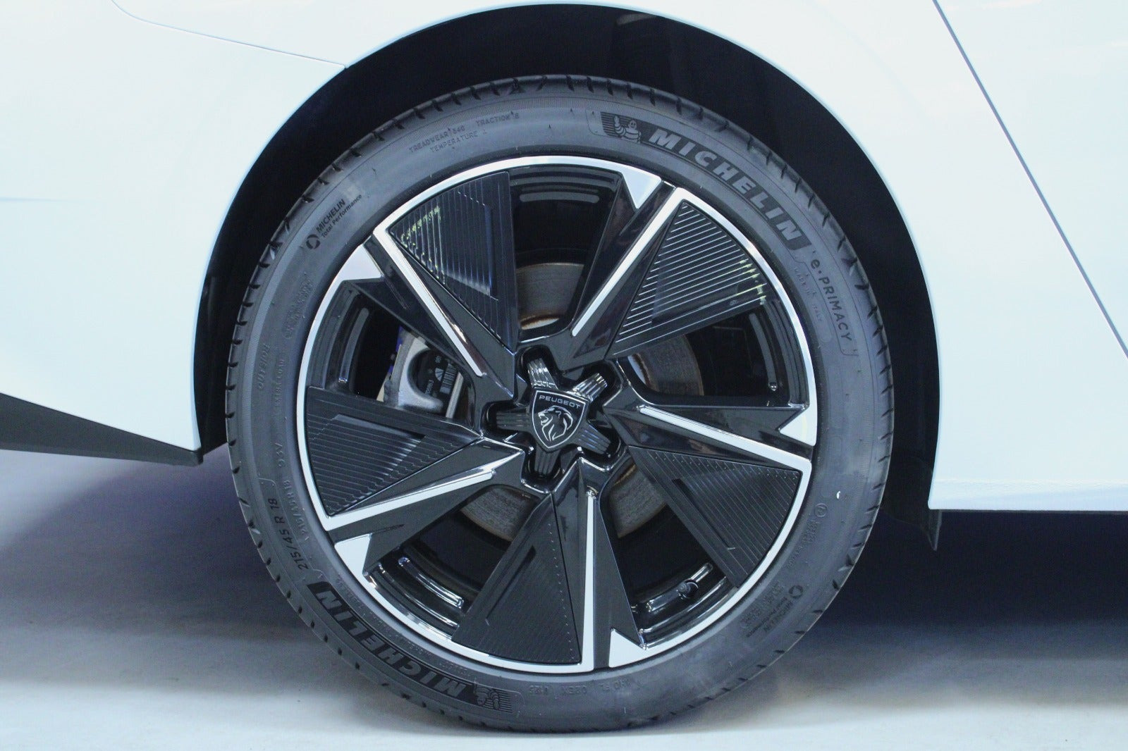 Hvid Peugeot E-308 fra 2025