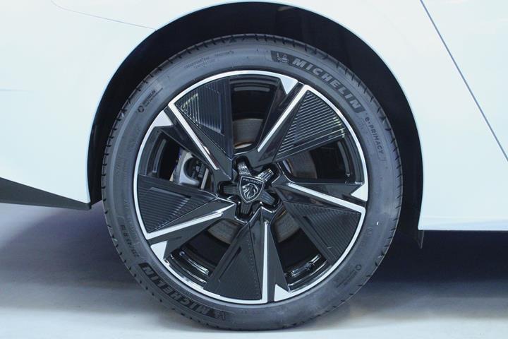 Hvid Peugeot E-308 fra 2025