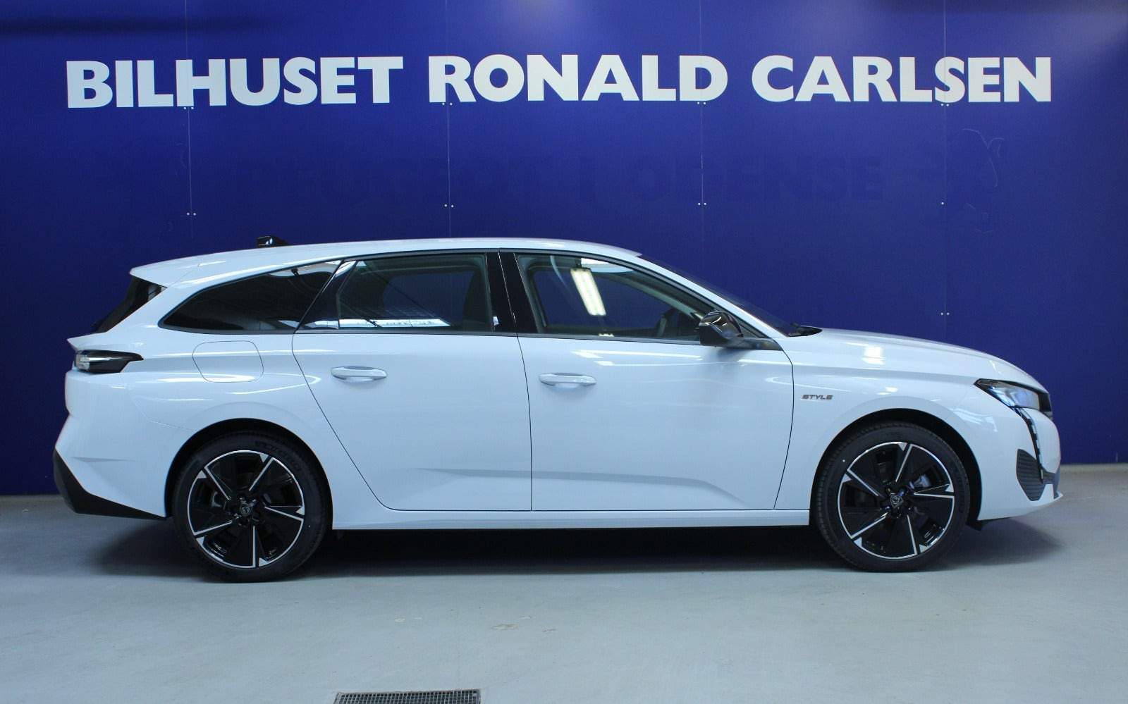 Hvid Peugeot E-308 fra 2025