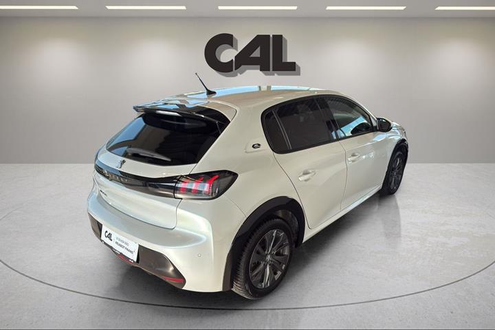 Hvid Peugeot e-208 fra 2022