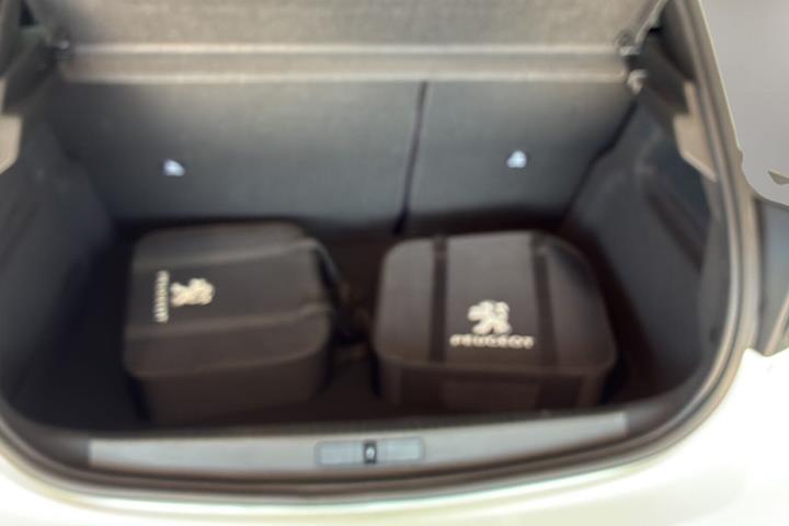 Hvid Peugeot e-208 fra 2022