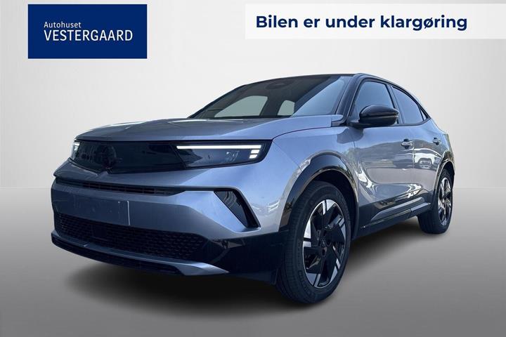 Grå Opel Mokka-e fra 2025 set udefra