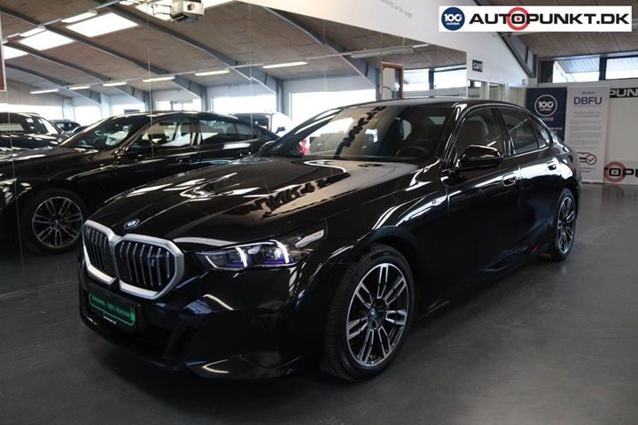 Sort BMW i5 fra 2024 set udefra