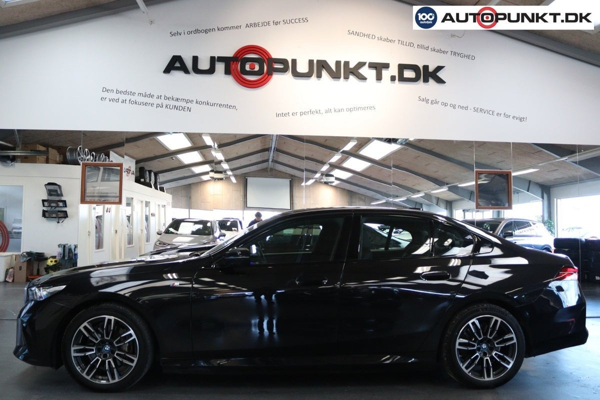 Sort BMW i5 fra 2024