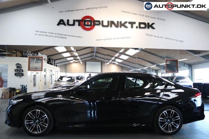 Sort BMW i5 fra 2024