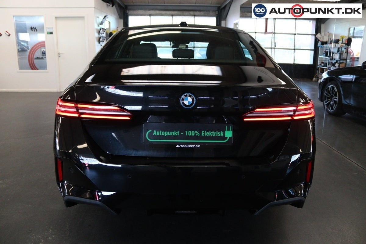 Sort BMW i5 fra 2024