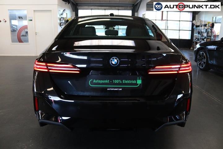 Sort BMW i5 fra 2024